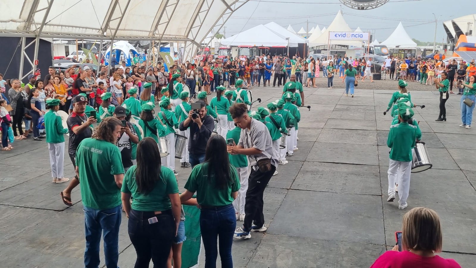 E ROMPERAM TAMBORES, TARÓIS, BUMBOS, SURDOS, METAIS E TUDO O MAIS... E COMEÇOU A EXPOSAMA!