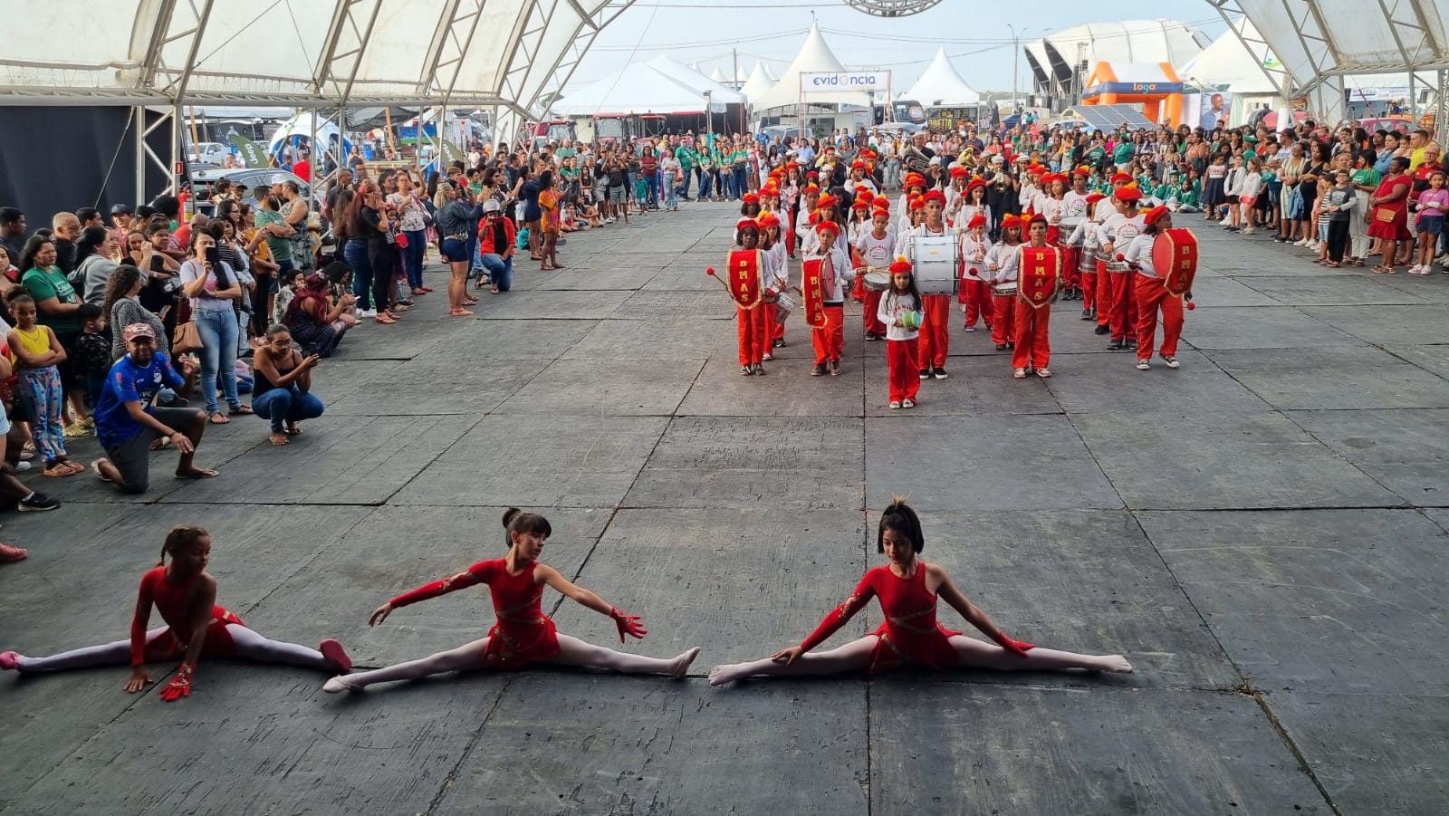 E ROMPERAM TAMBORES, TARÓIS, BUMBOS, SURDOS, METAIS E TUDO O MAIS... E COMEÇOU A EXPOSAMA!