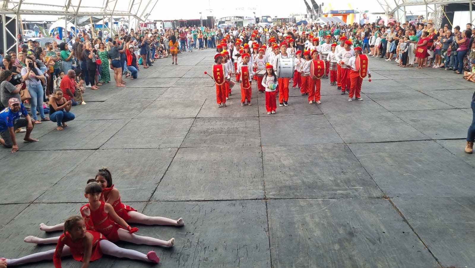 E ROMPERAM TAMBORES, TARÓIS, BUMBOS, SURDOS, METAIS E TUDO O MAIS... E COMEÇOU A EXPOSAMA!