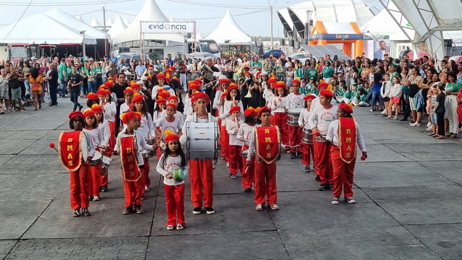 E ROMPERAM TAMBORES, TARÓIS, BUMBOS, SURDOS, METAIS E TUDO O MAIS... E COMEÇOU A EXPOSAMA!