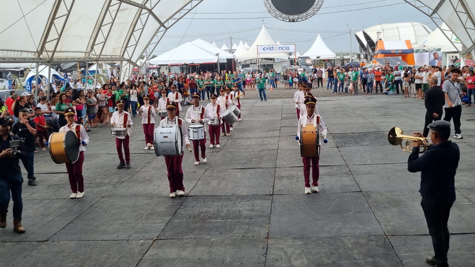 E ROMPERAM TAMBORES, TARÓIS, BUMBOS, SURDOS, METAIS E TUDO O MAIS... E COMEÇOU A EXPOSAMA!