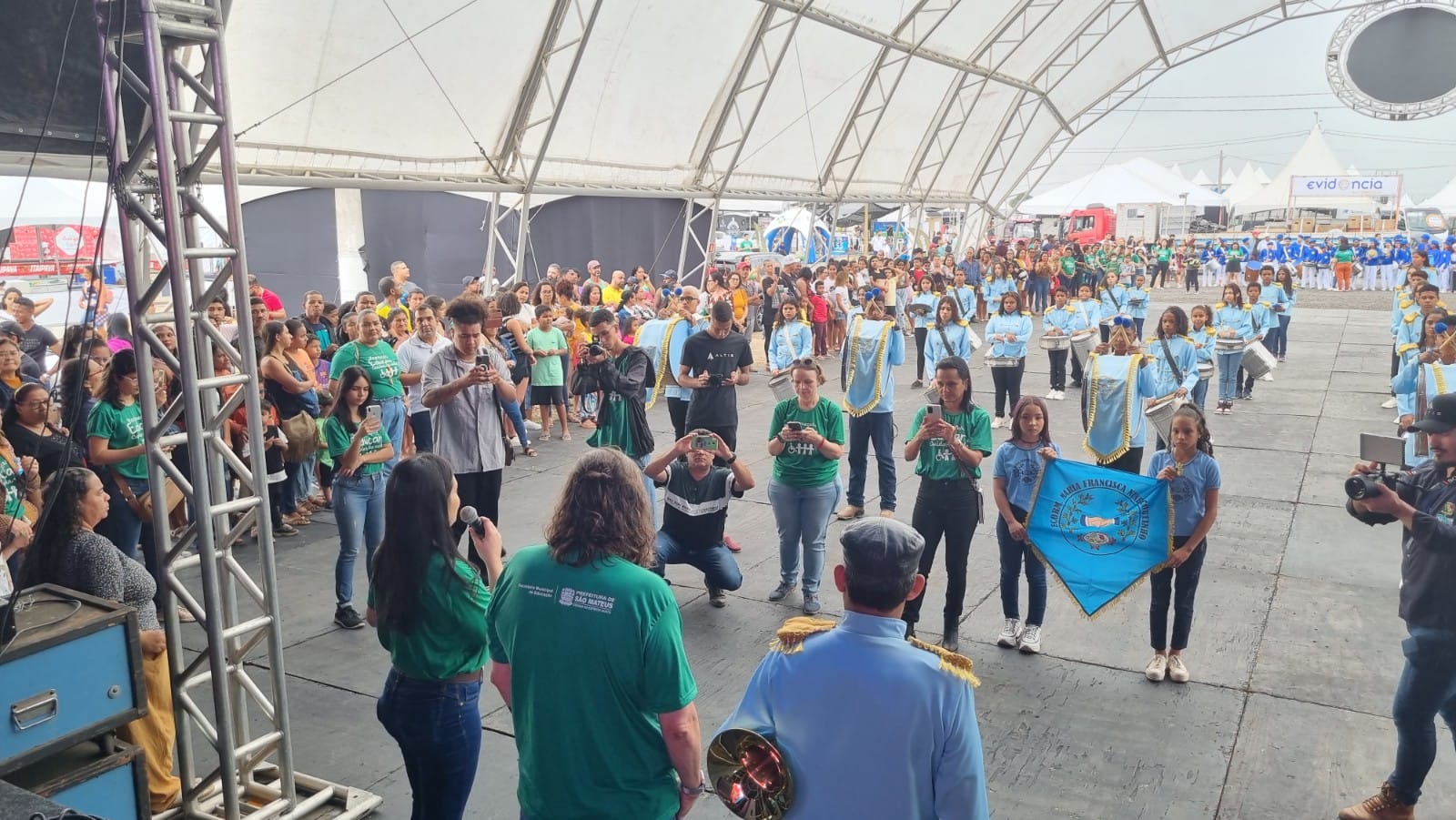 E ROMPERAM TAMBORES, TARÓIS, BUMBOS, SURDOS, METAIS E TUDO O MAIS... E COMEÇOU A EXPOSAMA!