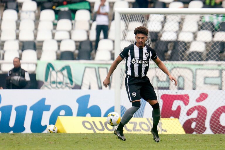 Adryelson destaca rápido entrosamento com Victor Cuesta no Botafogo