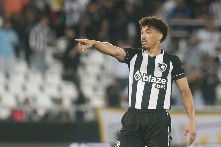 Adryelson vê evolução pessoal e pede apoio à torcida do Botafogo