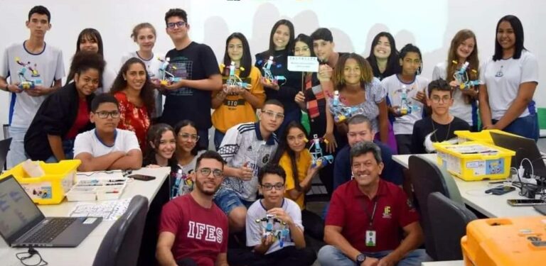 Alunos da EMEF João Bastos participam de curso de robótica no campus do Ifes