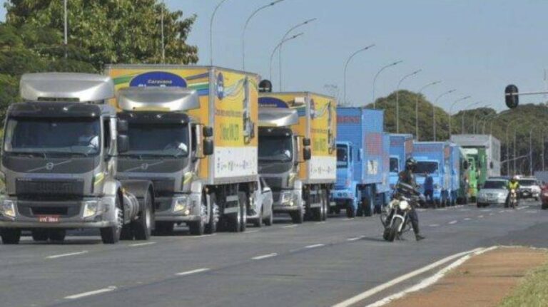 Governo estende prazo para caminhoneiro autônomo enviar autodeclaração a fim de receber auxílio de R$ 1 mil