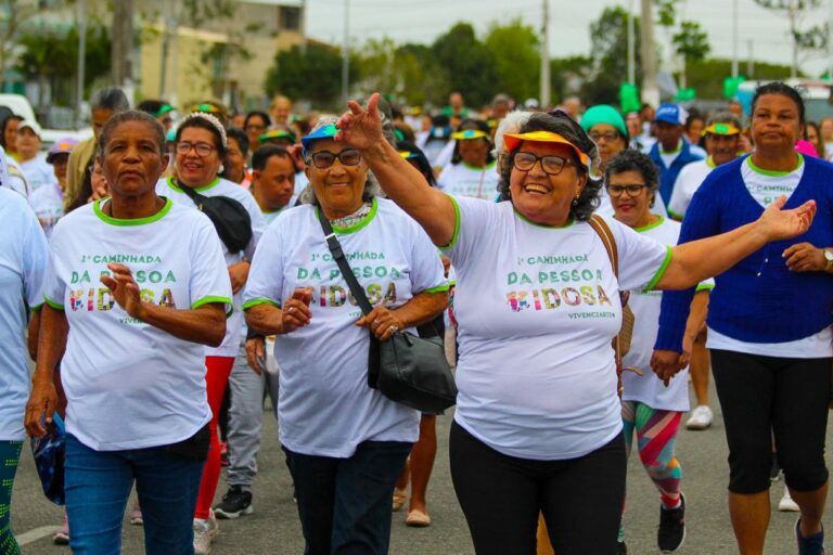 Caminhada reúne mais de 350 idosos e é sucesso em Linhares