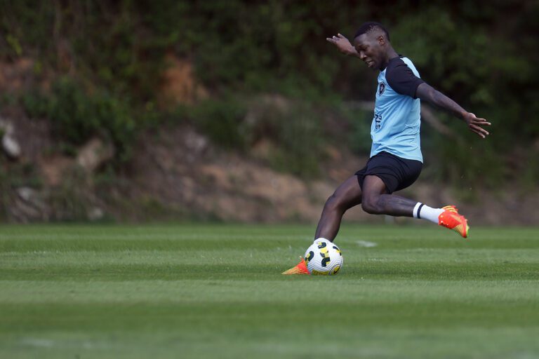 Carli e Patrick de Paula aparecem em treino do Botafogo