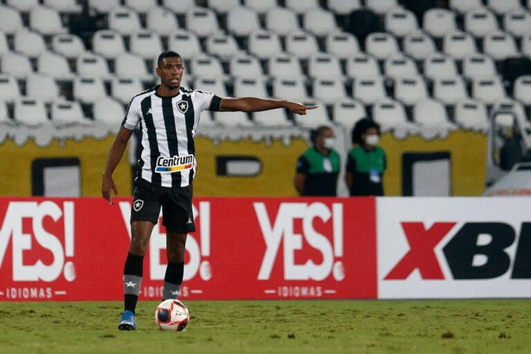 Clube russo mira contratação de Kanu, do Botafogo