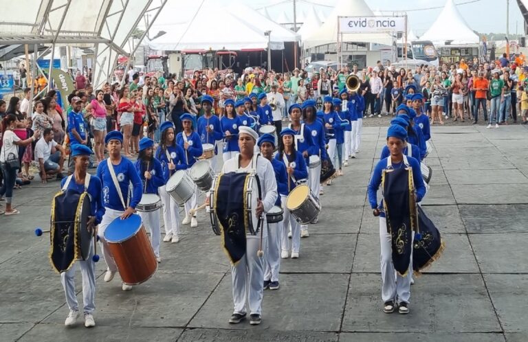 E ROMPERAM TAMBORES, TARÓIS, BUMBOS, SURDOS, METAIS E TUDO O MAIS... E COMEÇOU A EXPOSAMA!