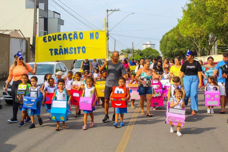 Educação no Trânsito: escola do Interlagos faz passeata chamando a atenção dos moradores do bairro   		