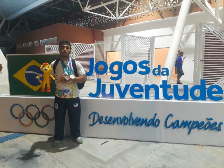 Enzo conquista medalhas inéditas na modalidade luta olímpica durante a disputa dos Jogos Escolares da Juventude, em Aracaju