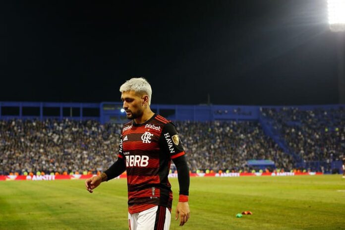 Arrascaeta reclama de dores no pé e será reavaliado pelo Flamengo