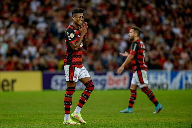 Bruno Henrique tem nova cirurgia no joelho confirmada pelo Flamengo