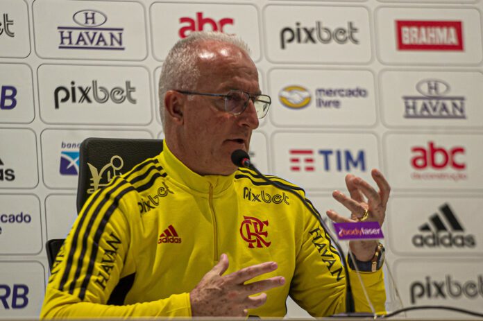 Dorival Júnior justifica substituição de Arrascaeta no Fla-Flu