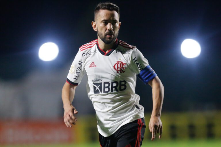 Dorival Júnior revela problema com Éverton Ribeiro antes do jogo contra o Goiás