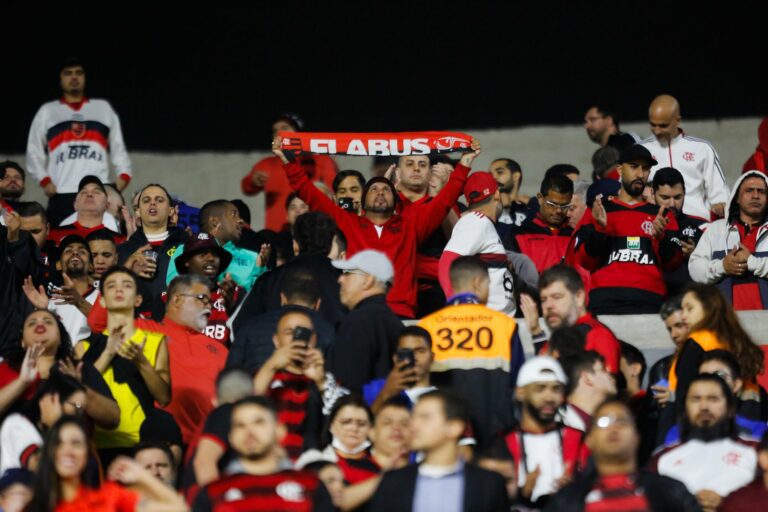 São Paulo e Flamengo são multados por uso de sinalizadores em jogo da Copa do Brasil