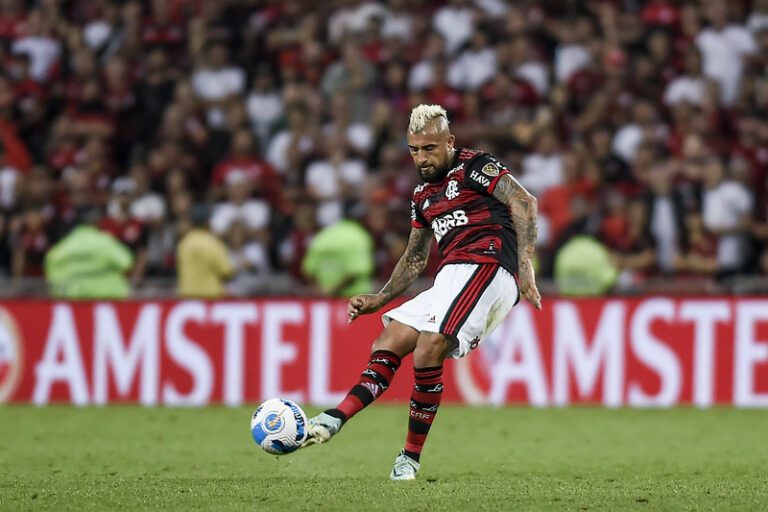Vidal e Pulgar são convocados pelo Chile e desfalcam o Flamengo contra o Fortaleza