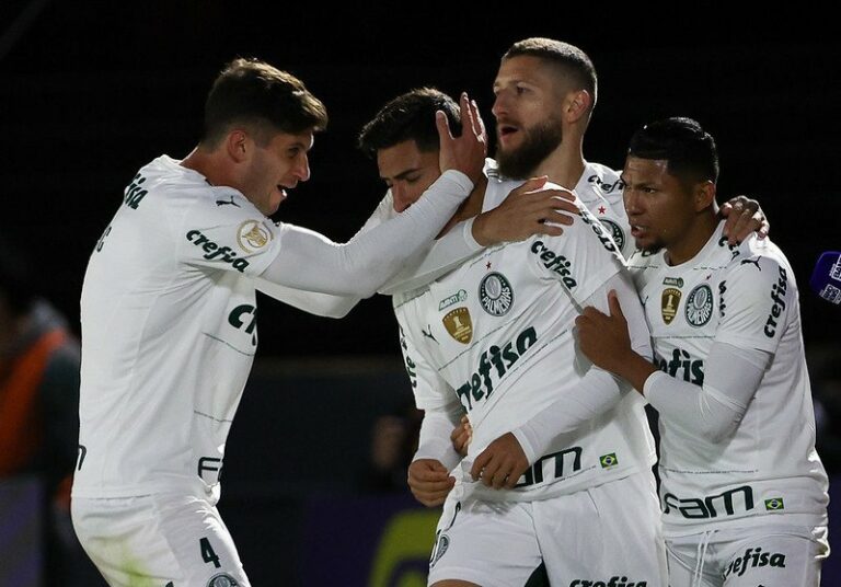 Rivais tropeçam na rodada e Palmeiras mantém sete pontos de vantagem na liderança do Brasileirão