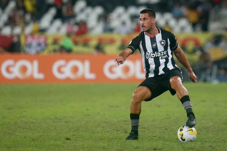 Gabriel Pires foca em vitória do Botafogo sobre o Goiás: “Meta é vencer”