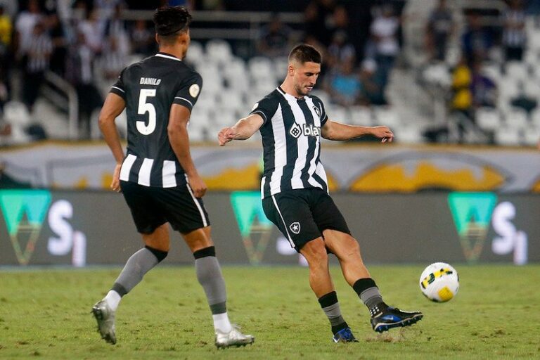 Gabriel Pires ressalta força do elenco do Botafogo