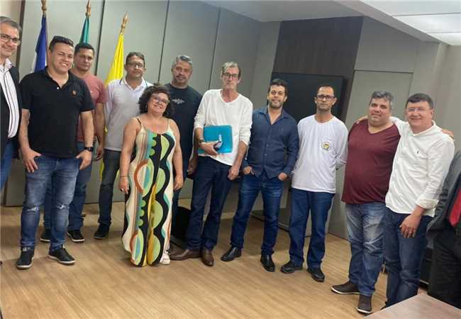 PREFEITO SE REÚNE COM SINDICATO DOS SERVIDORES MUNICIPAIS