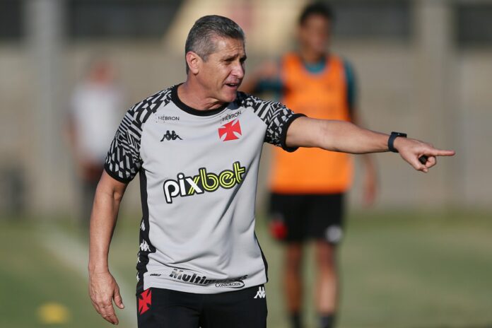 Jorginho quer Vasco pensando em um jogo de cada vez
