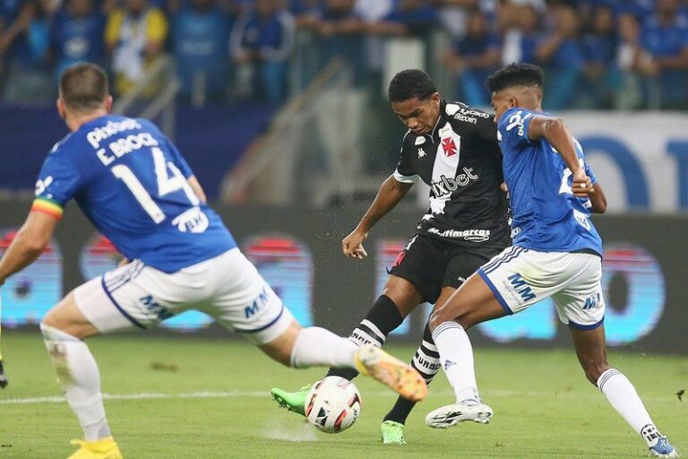 Jorginho sai em defesa de Eguinaldo após erro em derrota para o Cruzeiro