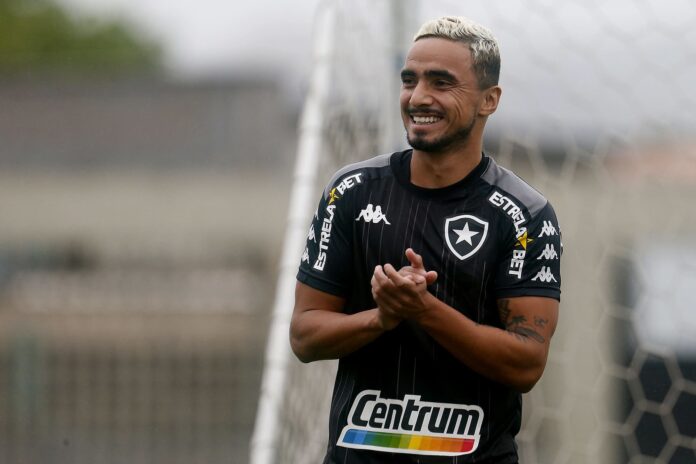 Lateral Rafael deve retomar titularidade no duelo contra o Fortaleza