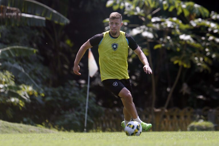 Lucas Fernandes vira desfalque para o Botafogo prestes a enfrentar o Goiás