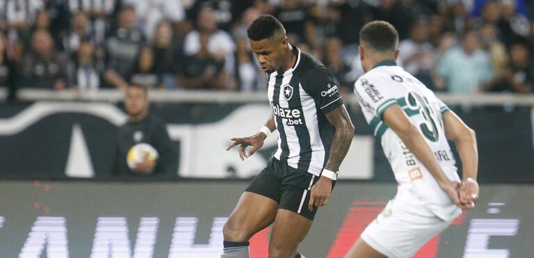 Luís Castro explica opção por Júnior Santos no Botafogo