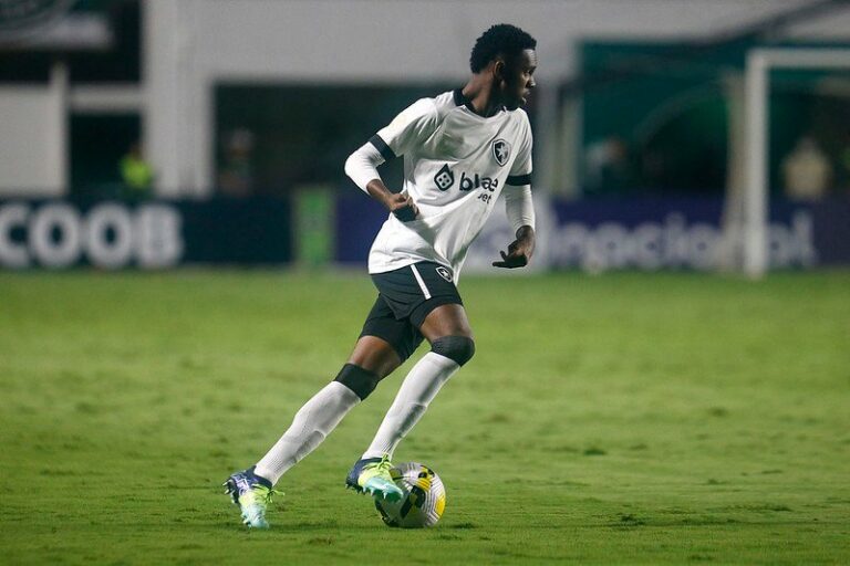 Luís Castro justifica escolha por Jeffinho na reserva em vitória do Botafogo pelo Brasileiro