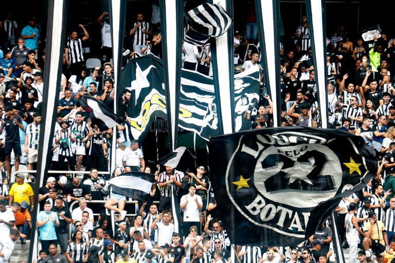 Luís Castro nega atrito com torcida do Botafogo: “Não tenho que concordar nem discordar”