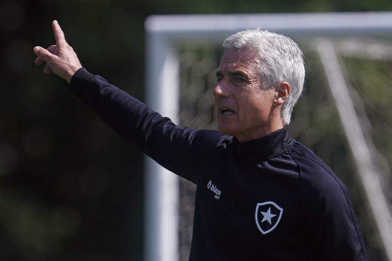 Luís Castro terá desfalques para duelo do Botafogo com o Goiás; confira