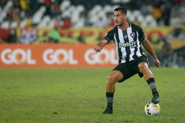 Meia do Botafogo, Gabriel Pires projeta jogo contra o Fortaleza: “Vamos sair com um ótimo resultado”