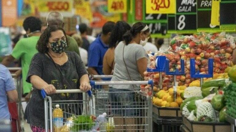 Mulher fazendo compras em supermercado