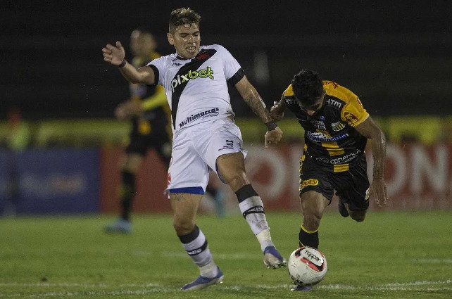 Palacios vira desfalque do Vasco para confronto direto contra o Londrina