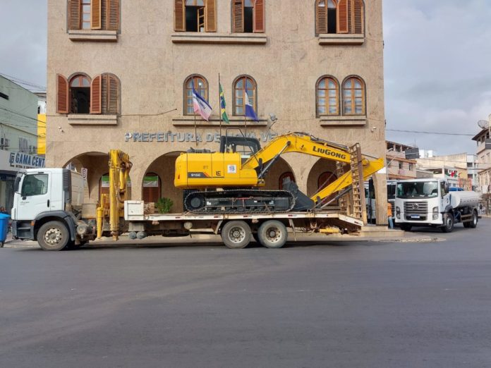 Prefeitura de Nova Venécia recebe novos caminhões e uma escavadeira hidráulica