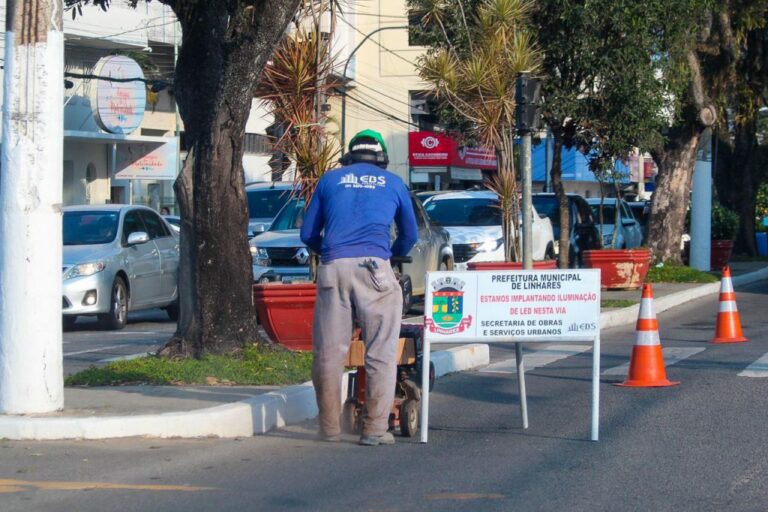 Prefeitura inicia implantação de iluminação de led na Avenida João Felipe Calmon, no centro de Linhares