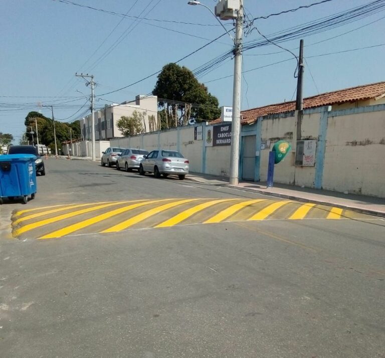 Prefeitura reforça sinalização de trânsito próximo à escola Caboclo Bernardo no bairro Planalto
