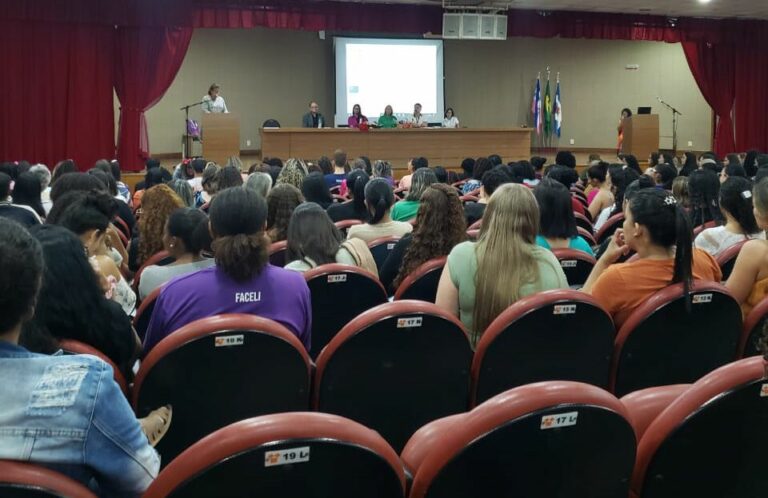 Profissionais da Educação Infantil de Linhares participam de seminário sobre aprendizagem na primeira infância   		
