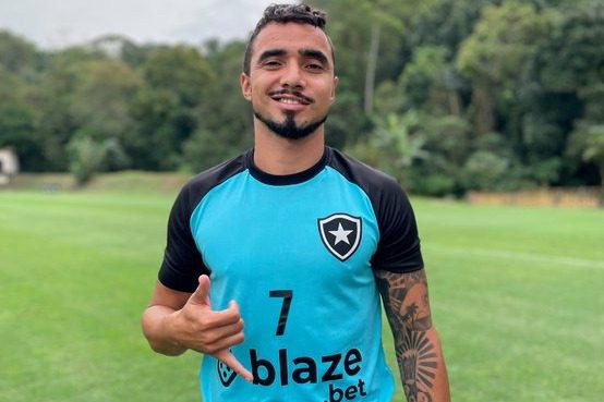 Rafael volta aos treinos no Botafogo após passar por cirurgia no rosto