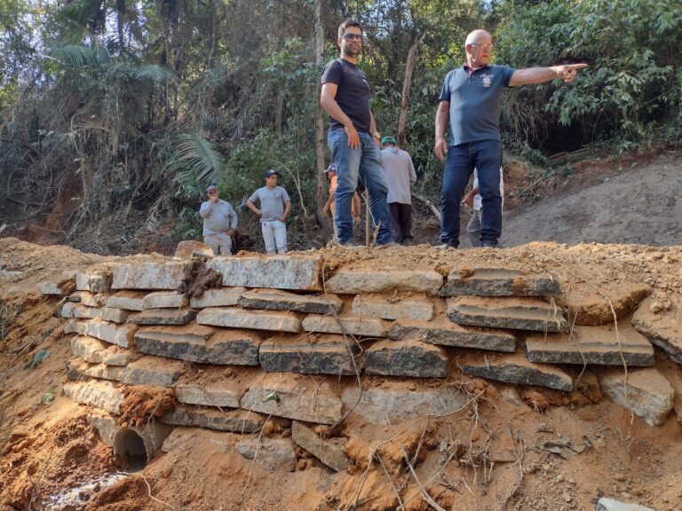 SEMTE retira pedra da estrada e constrói mais um bueiro no córrego das Palmas
