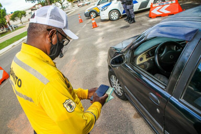 Semana Nacional do Trânsito: Estacionamento irregular e uso do celular continuam sendo as infrações mais cometidas em Linhares