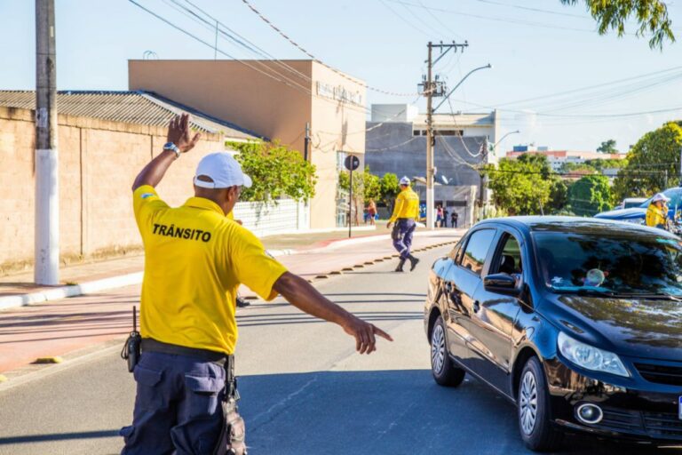 Agentes de trânsito realizam blitz de fiscalização e orientação no entorno da ponte entre os bairros Shell e Interlagos