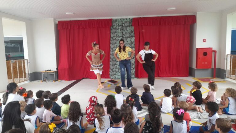 Alunos da escola do bairro Três Barras recebem visita de escritora de livros infantis   		