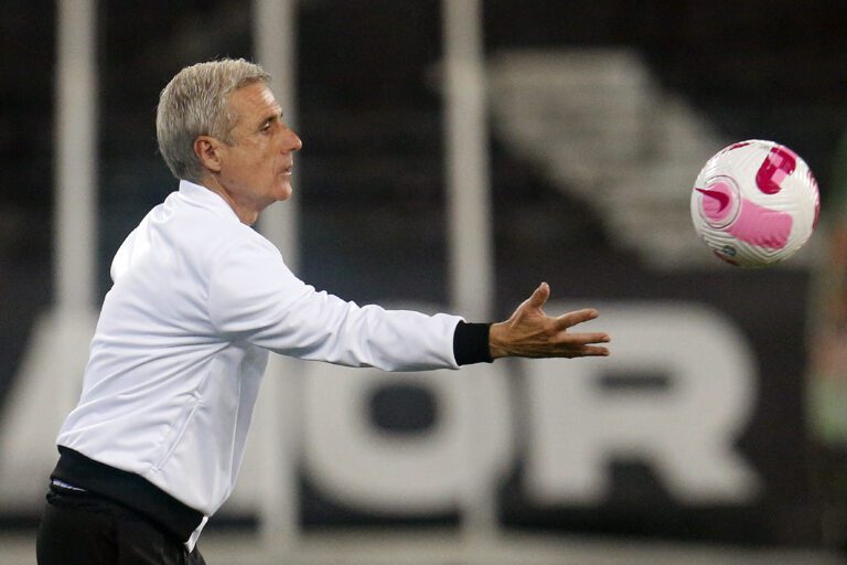 Apesar da derrota, Luís Castro vê boa atuação do Botafogo contra o Palmeiras