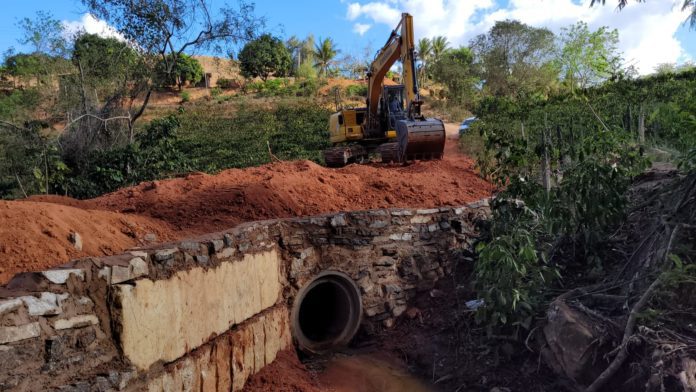 Assentamento Córrego do Augusto recebe bueiro para drenagem de água