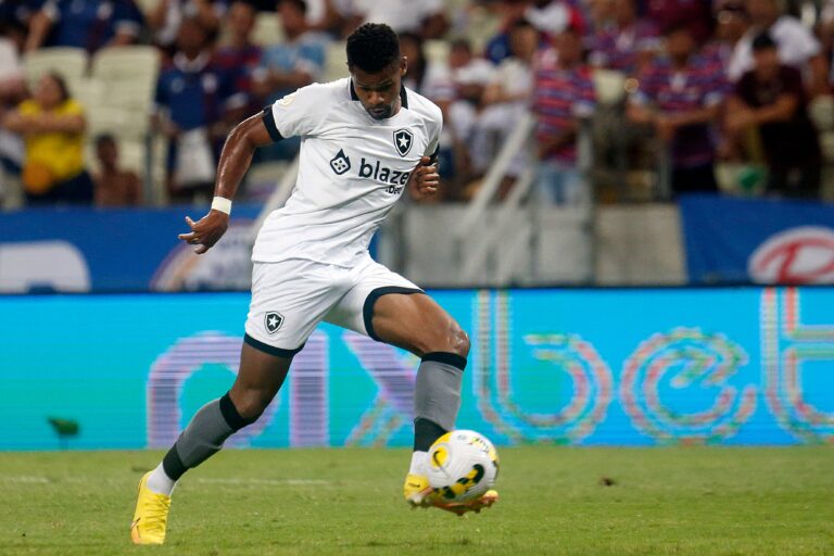 Botafogo estuda contratação em definitivo de Júnior Santos