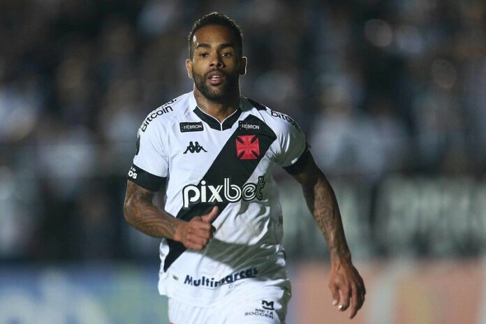 Com dois de Alex Teixeira, Vasco vira no fim sobre o Operário-PR e segue no G4 da Série B